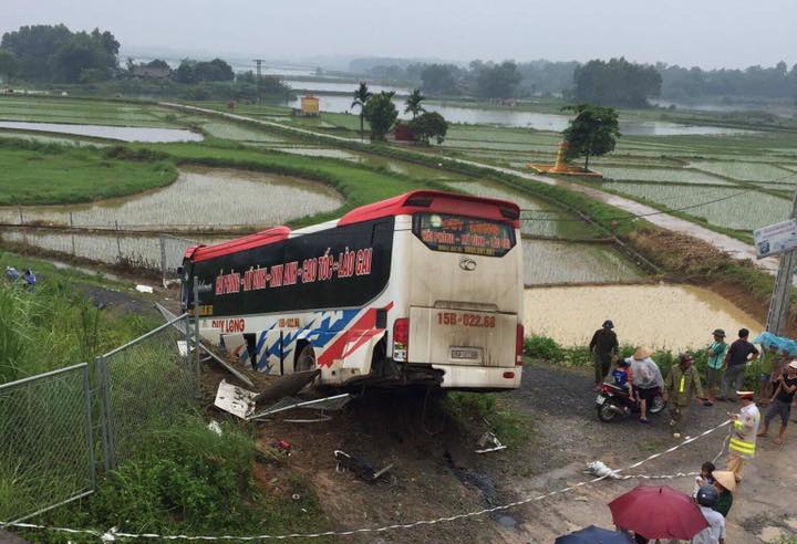 xe khách mất lái lao khỏi cao tốc ảnh 1 xe khach mat lai lao khoi cao toc anh 1