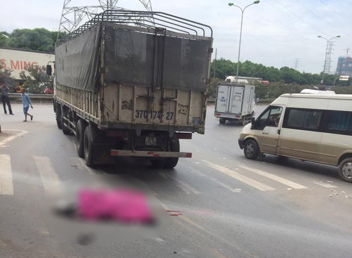 Co gai 30 tuoi bi xe tai cung chieu cuon vao gam oto tu vong hinh anh