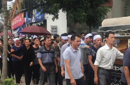 Dan xep hang tien cac nan nhan duoi nuoc ve nha tho lam le cau nguyen hinh anh