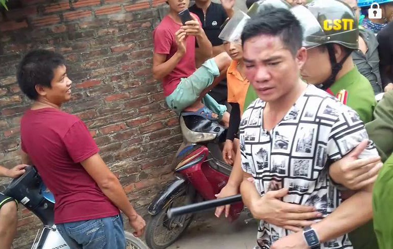 Dan vay danh hai thanh nien vi nghi ho bat coc tre em hinh anh