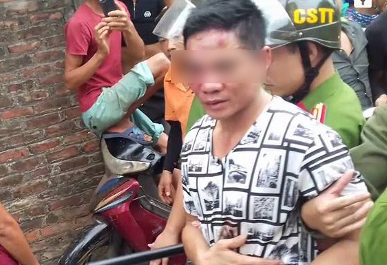 Dan lang vay danh hai thanh nien vi nghi ho bat coc tre em hinh anh