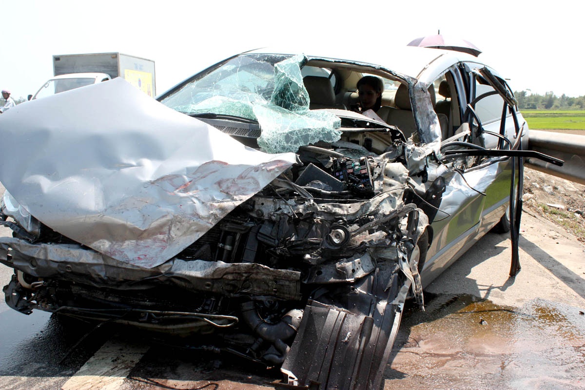 Hai oto tong nhau, pho truong cong an huyen tu vong hinh anh