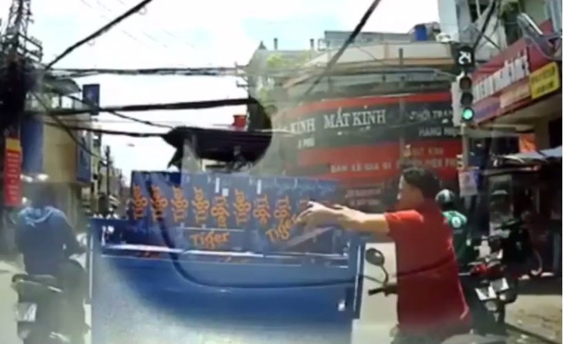 thanh niên lấy trộm bia ảnh 1 thanh nien lay trom bia anh 1