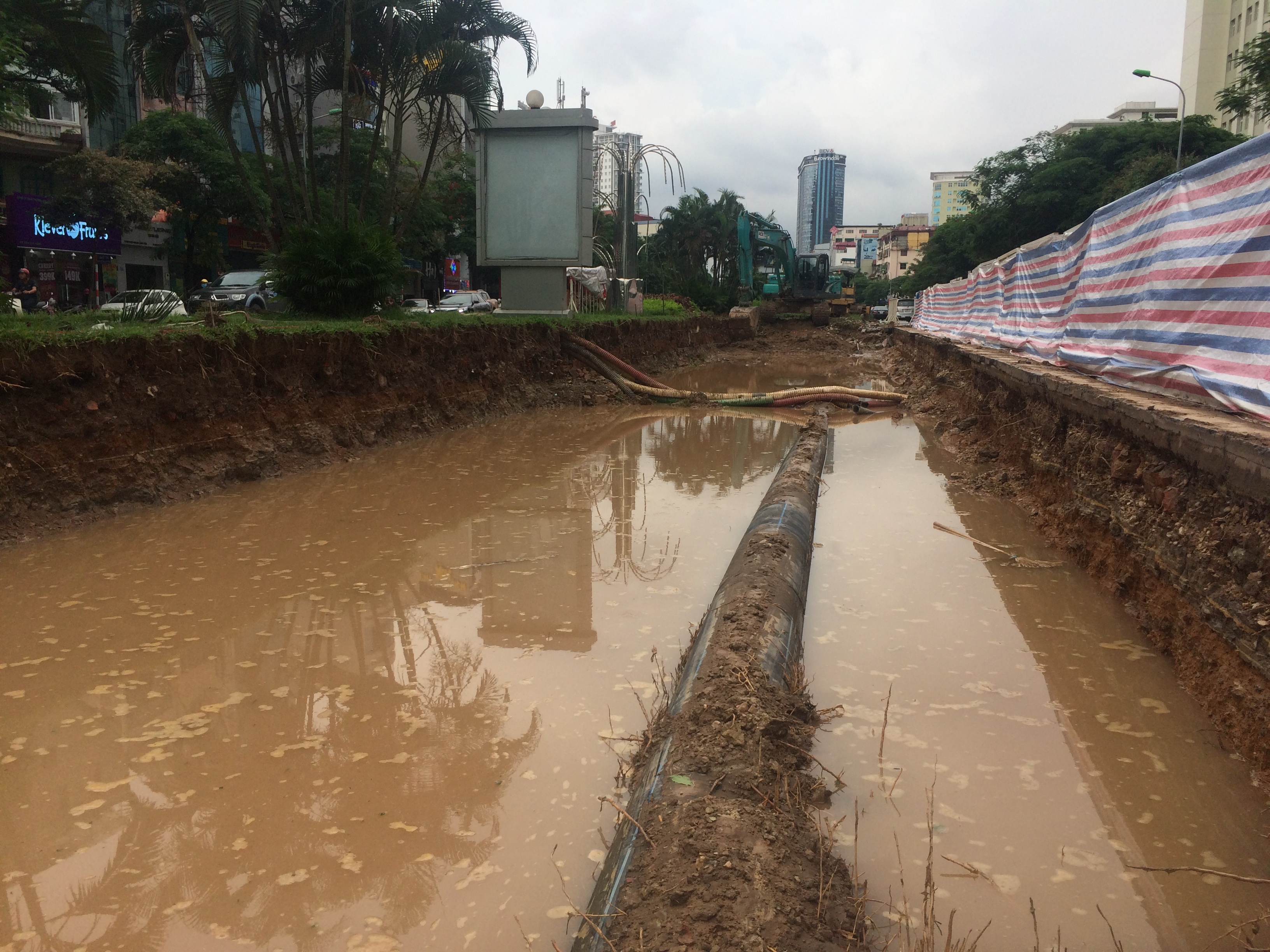 May xuc dao vo duong ong, 10.000 ho dan mat nuoc hinh anh