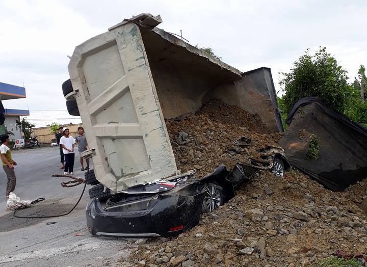 Xe tai lat de bep oto 4 cho, tai xe 29 tuoi thiet mang hinh anh