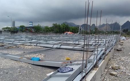 Nha xuong 4.000 m2 dang thi cong do sap, 4 cong nhan bi thuong hinh anh