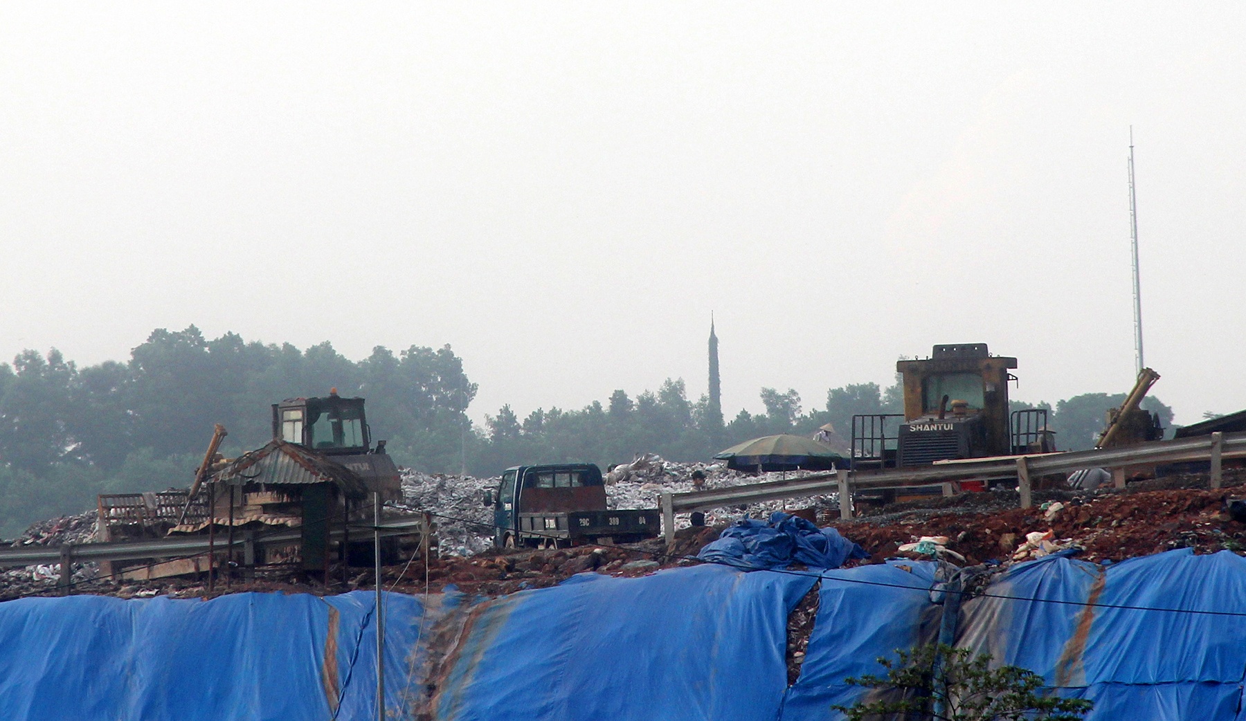 mang ruoi ra duong chan oto cho rac anh 10