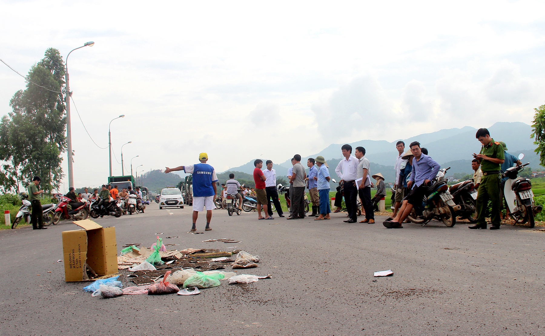 mang ruoi ra duong chan oto cho rac anh 1
