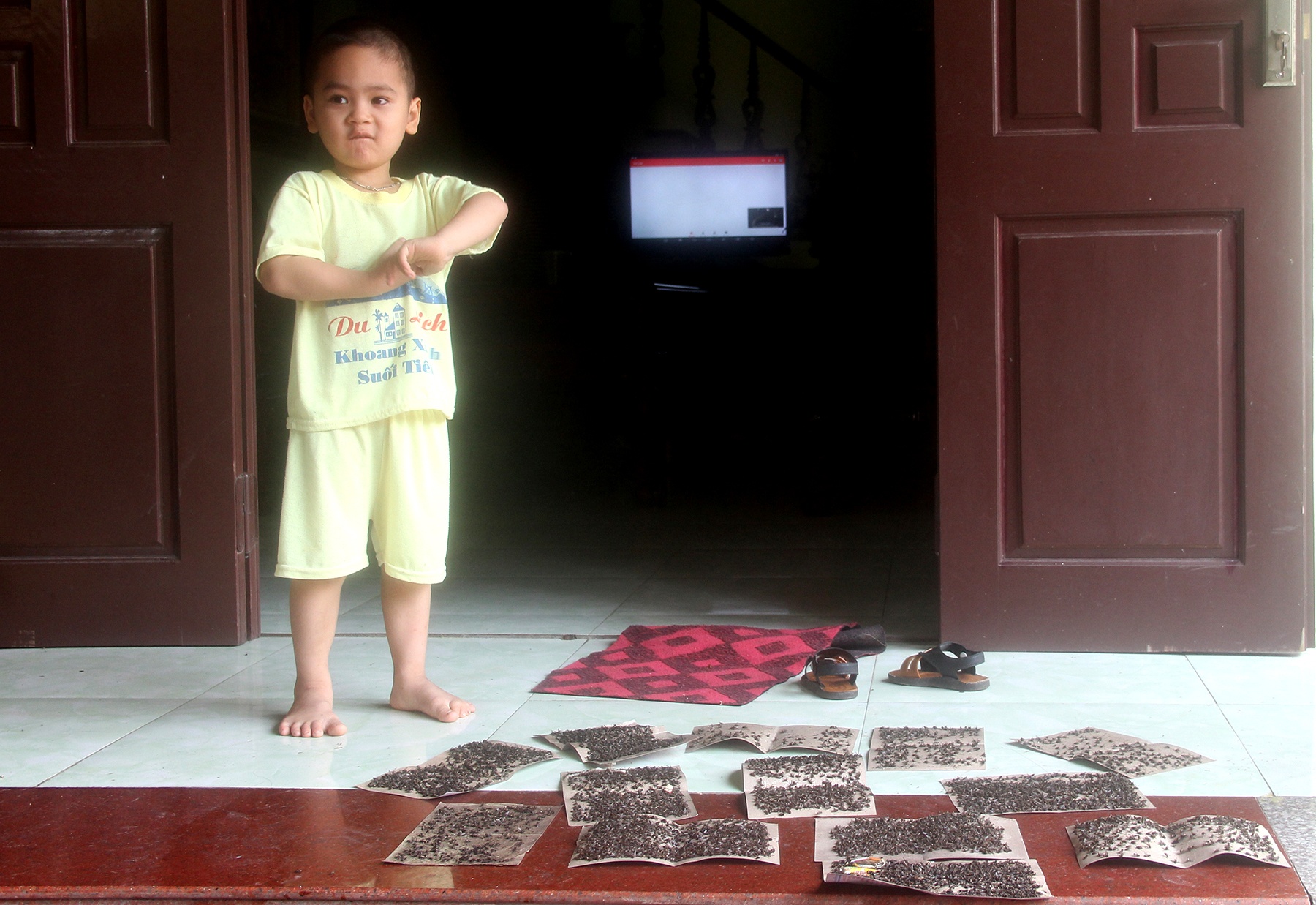 mang ruoi ra duong chan oto cho rac anh 7