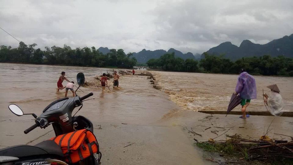 Gia chu dan thay cung di tham mo bi lu cuon tu vong hinh anh