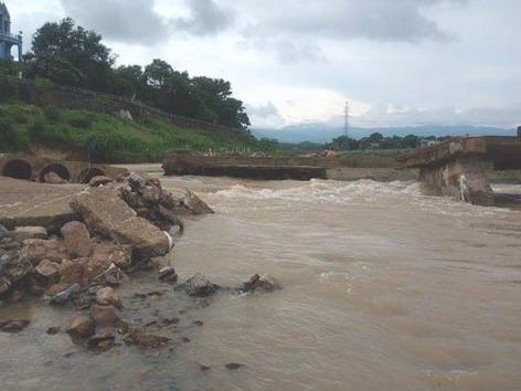 Hai chau be 5 tuoi xuong song tam bi nuoc cuon tu vong hinh anh