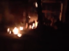 Nam thanh nien tam xang len nguoi tu thieu o Thai Binh hinh anh