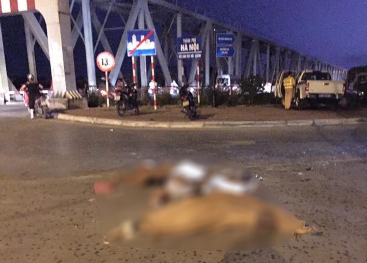 Xe tai cuon nguoi dan ong di xe may vao gam tu vong hinh anh