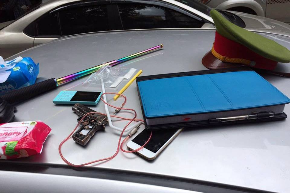 Tai xe bo chay qua nhieu tuyen pho bi nhieu nguoi vay danh hinh anh