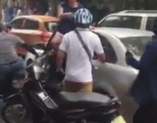 Bo chay roi gay tai nan, tai xe oto bi dan duoi danh hinh anh