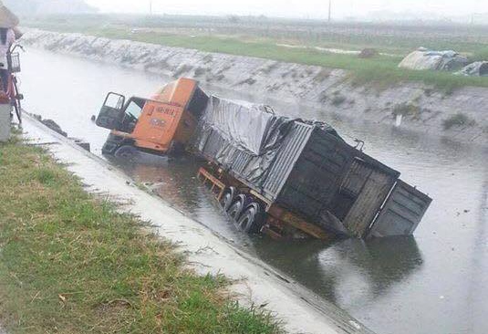 Tai nan lien hoan giua 4 oto va xe may, 2 nguoi tu vong tai cho hinh anh