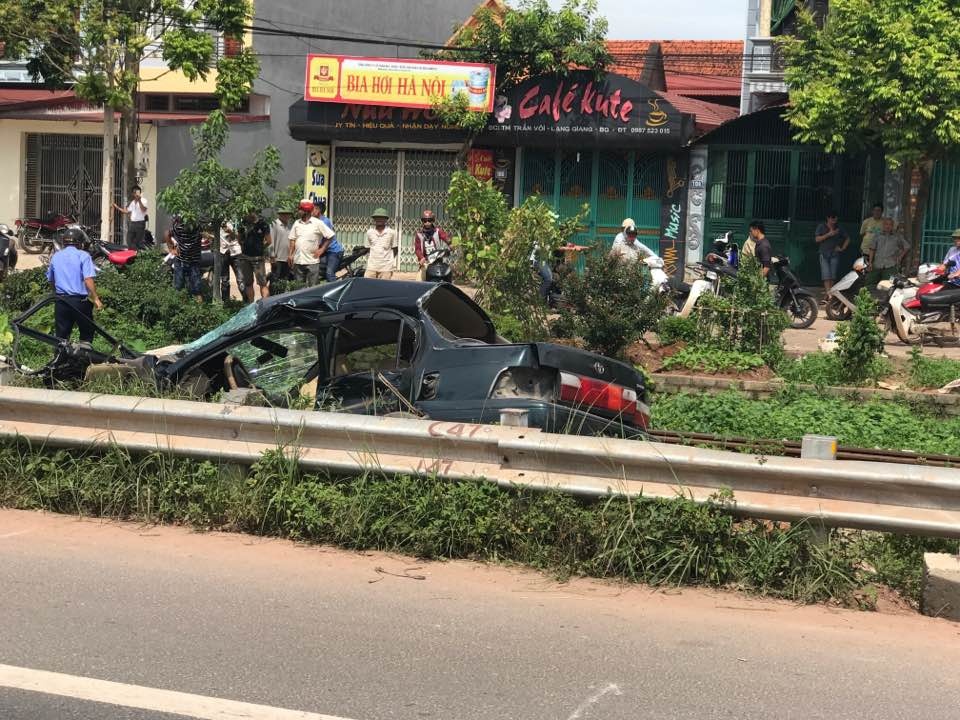 Tau hoa dam truc dien oto, chu tich hoi khuyen hoc tu nan hinh anh