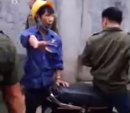 Cong an xa cong tay nguoi dan vao sau xe may, ep dua ve tru so hinh anh