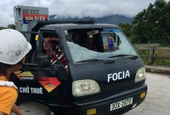 Tam giu nam thanh nien nem da vao xe tai dang chay tren quoc lo hinh anh