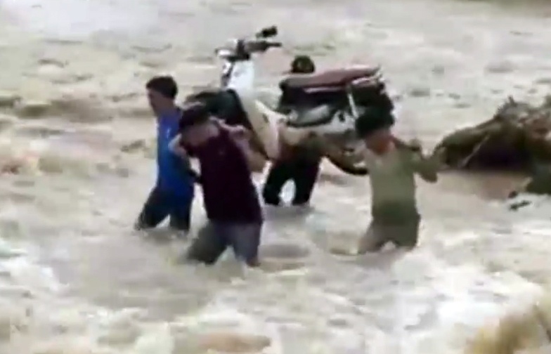 Băng qua nước lũ ảnh 1 Bang qua nuoc lu anh 1