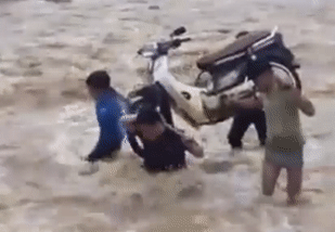 Thay giao khieng xe may bang qua nuoc lu den truong hinh anh