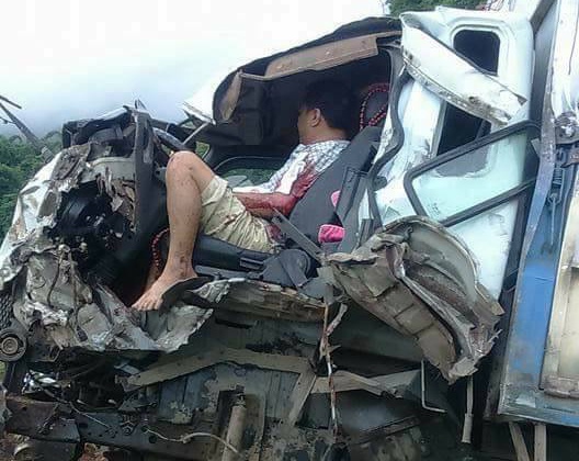 tài xế kẹt trong cabin ảnh 2 tai xe ket trong cabin anh 2