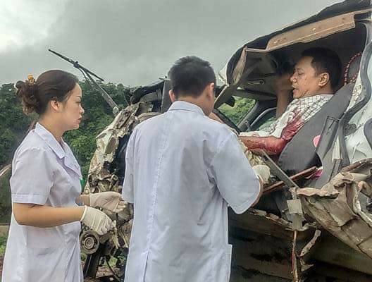 Bac si den hien truong tai nan cuu lai xe bi thuong ket trong cabin hinh anh