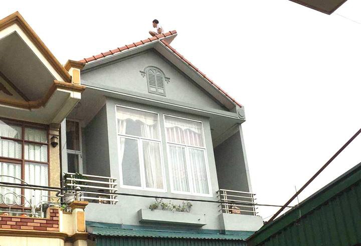 nguoi dan ong co thu tren noc nha anh 1