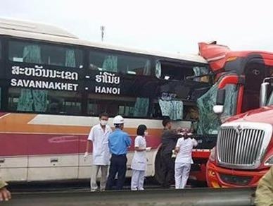 Hai xe giuong nam dam nhau tren cao toc, 10 nguoi bi thuong hinh anh