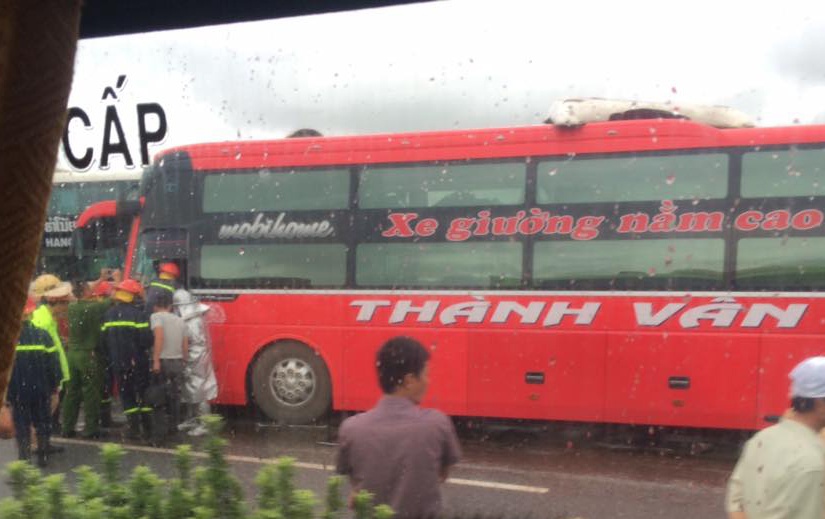 hai xe khách đâm nhau ảnh 2 hai xe khach dam nhau anh 2