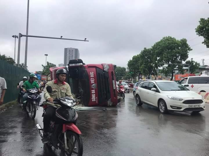 Xe bon lat nghieng tren pho Ha Noi, giao thong un u nhieu gio hinh anh