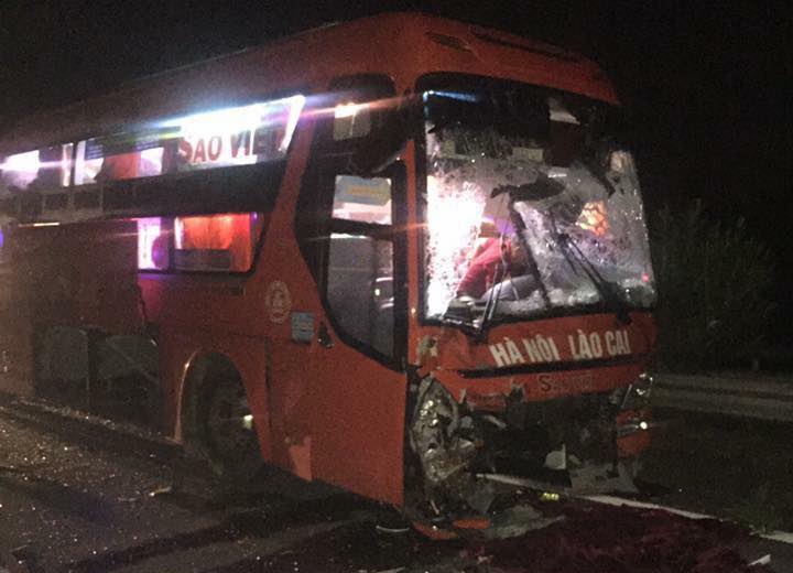 Ba xe khach dam lien hoan tren cao toc, 10 nguoi bi thuong hinh anh