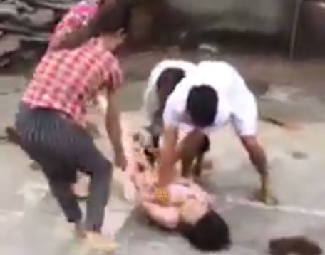 Xac dinh 5 nguoi danh ghen, lot do co gai tre giua duong hinh anh