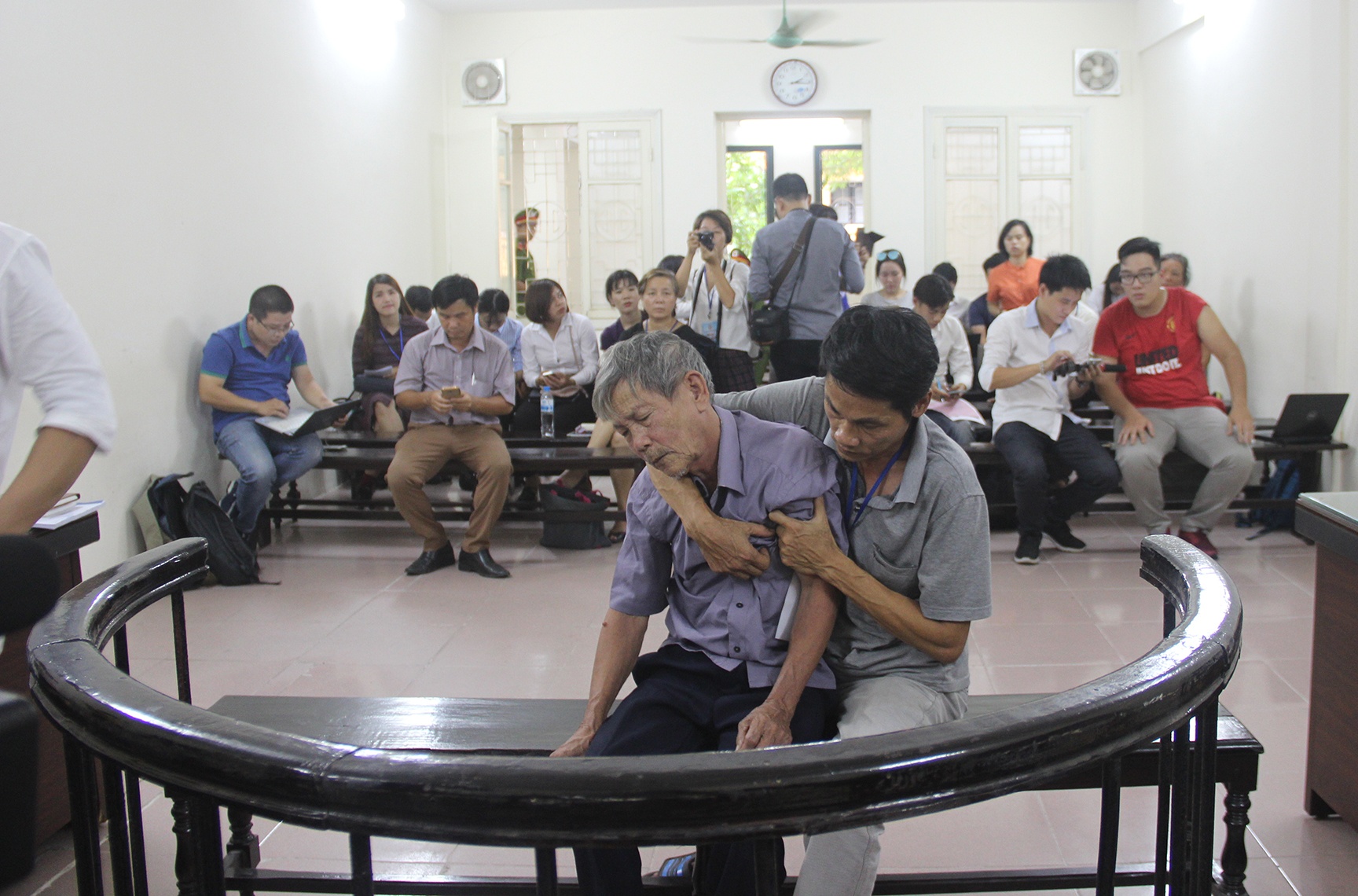 Cu ong hiep dam be 3 tuoi anh 2