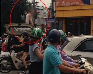 Tai xe taxi treo len noc xe an va sau khi bi CSGT dung xe hinh anh