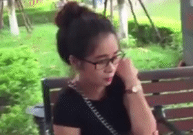 Bat hai co gai ep khach mua tam tu thien gia cao hinh anh