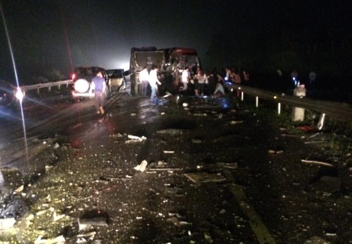 xe khách đâm xe tải ảnh 2 xe khach dam xe tai anh 2