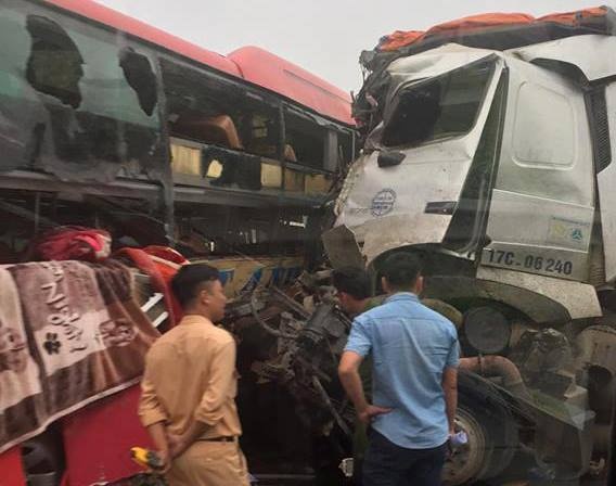 Xe tai dam xe khach giuong nam tren cao toc, 8 nguoi bi thuong hinh anh