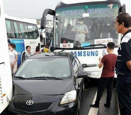 Xe cho cong nhan gay tai nan lien hoan hinh anh