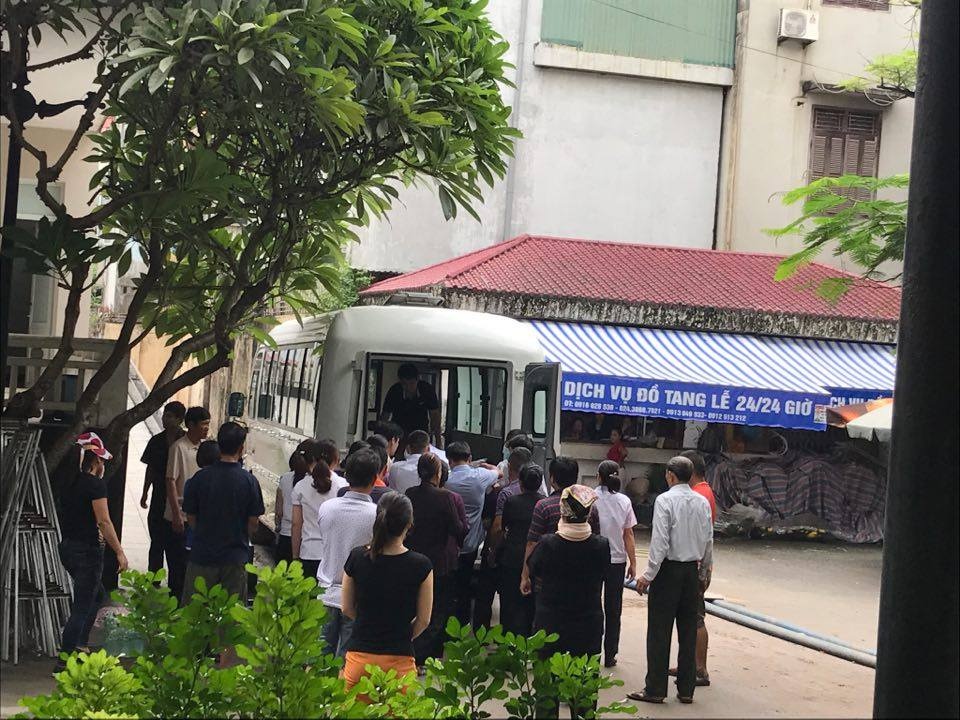 ba me con tu vong trong nha nghi anh 1