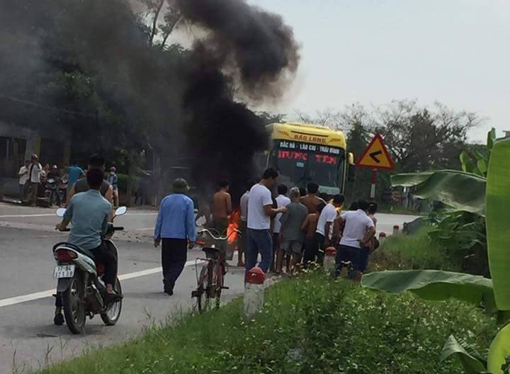 Nguoi phu nu bom gas bat lua dao bong nang sau tai nan voi xe khach hinh anh
