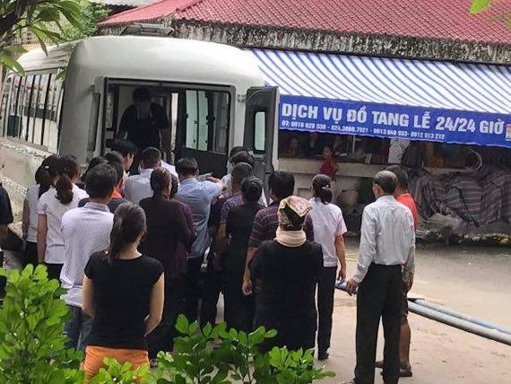 Ba ban cao pho dan lien nhau trong con ngo nho hinh anh