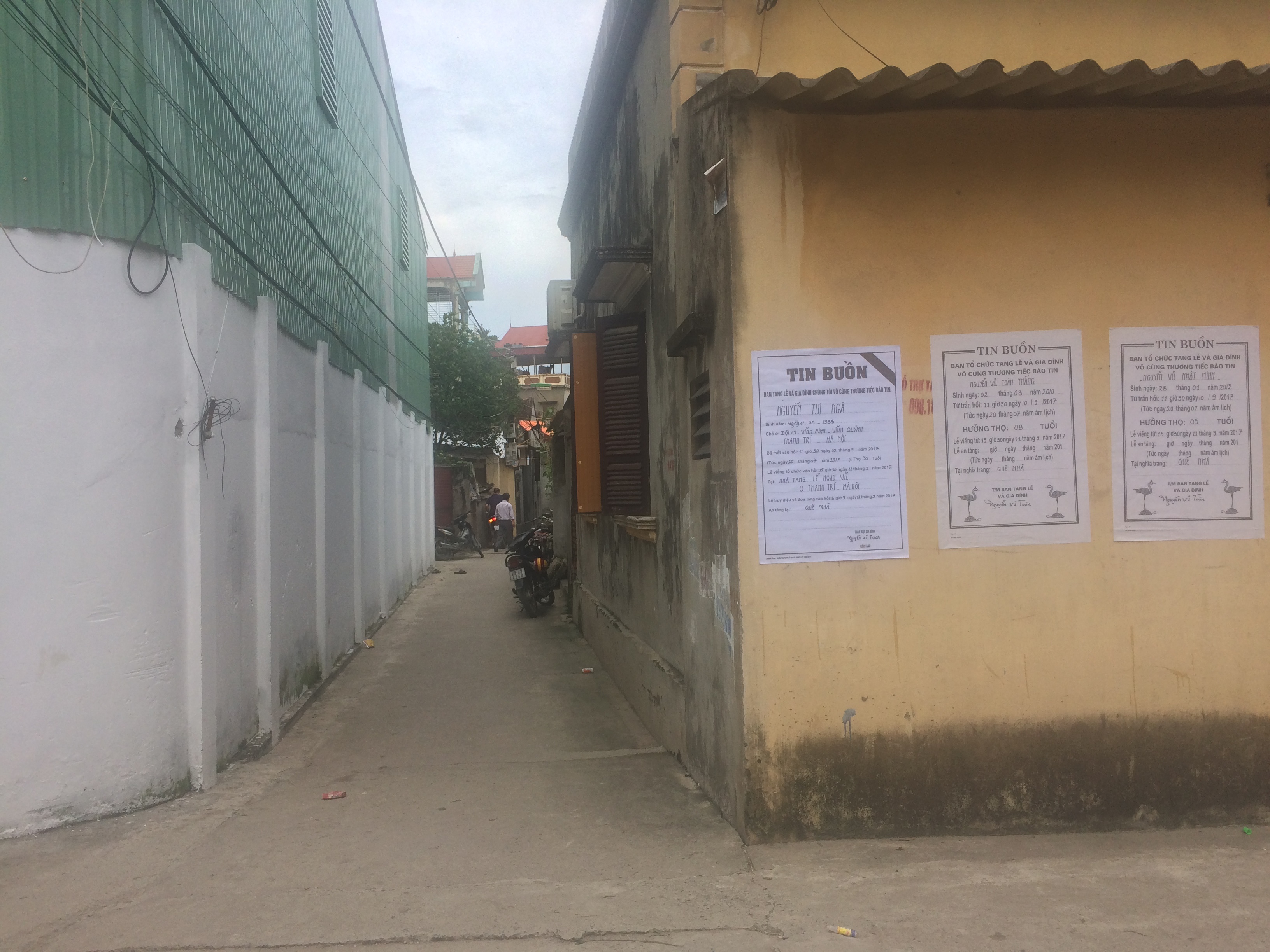 ba me con tu vong trong nha nghi anh 2