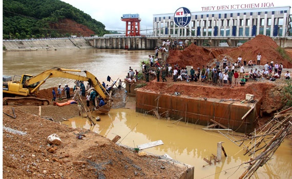 Tim thay thi the 3 cong nhan vu sap cau sau hai ngay hinh anh