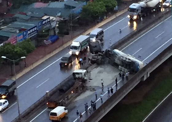 xe bon lat tren duong vanh dai 3 anh 1