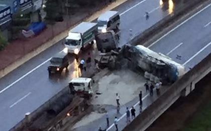 Xe bon lat chan ngang duong vanh dai 3 tren cao, giao thong un tac hinh anh