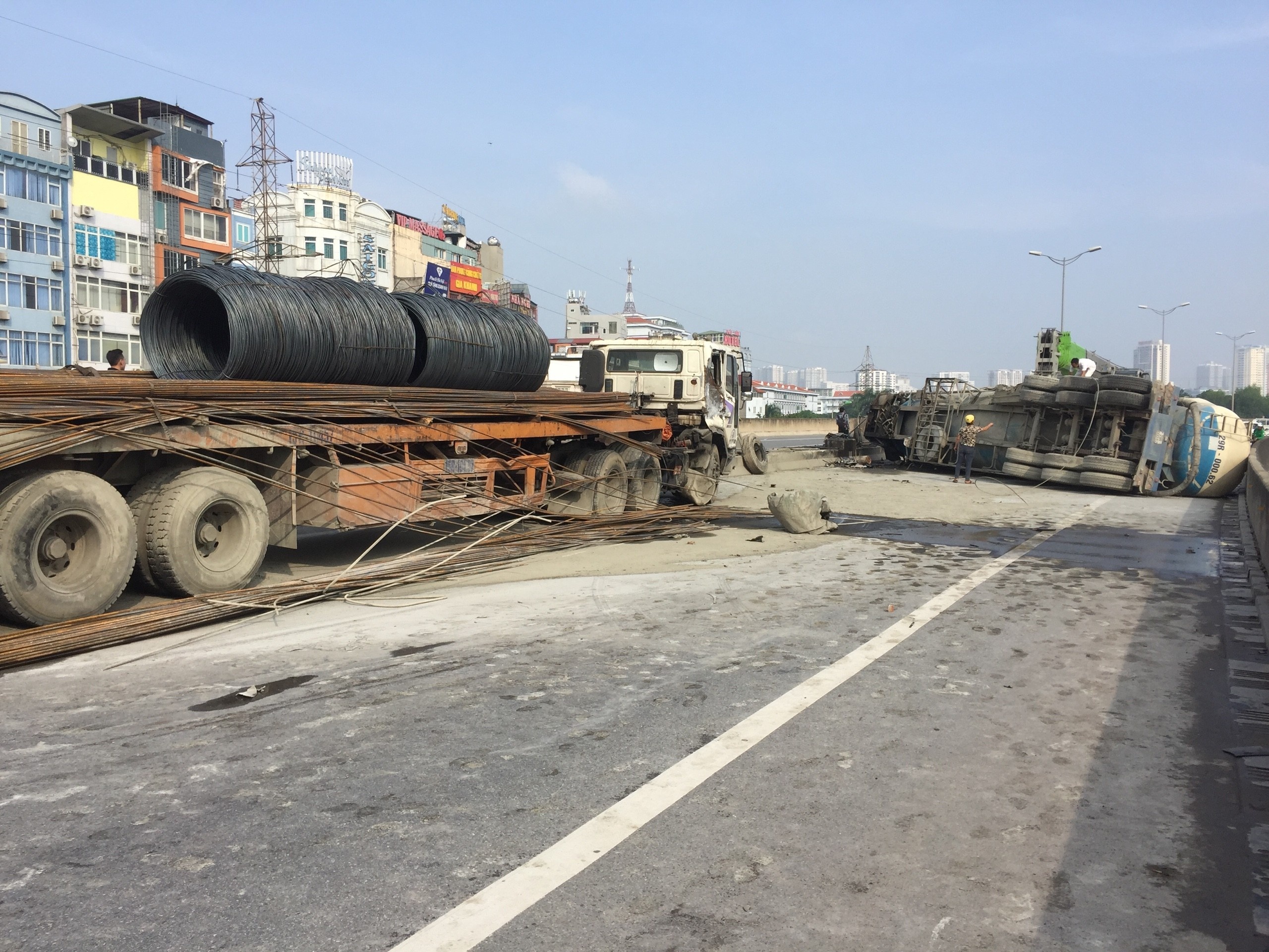 xe bon lat tren duong vanh dai 3 anh 2