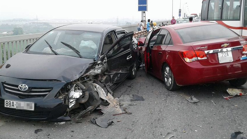 Ba oto dam nhau lien hoan tren cau Thang Long hinh anh