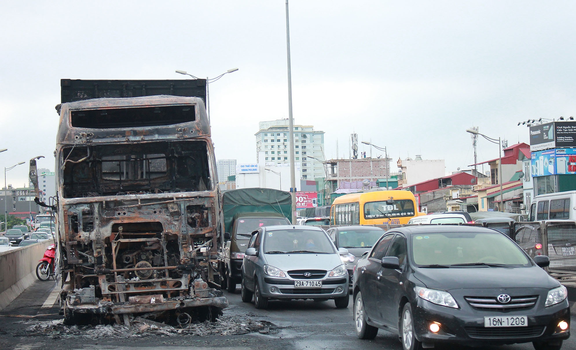 Xe dau keo chay tro khung tren duong vanh dai 3, giao thong un tac hinh anh