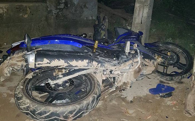 Xe Exciter tong cot dien, hai thanh nien tu vong tai cho hinh anh